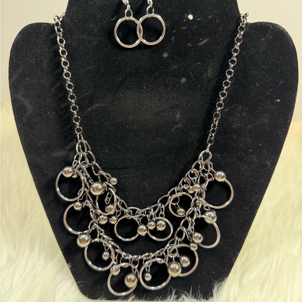 🩷5/$10🩷 PAPARAZZI Silver-Tone Multi-Ring Statement Necklace and Earring Set